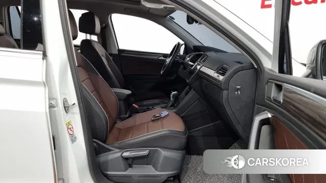 Volkswagen Tiguan Allspace 2023 Белый из Кореи, фото 2