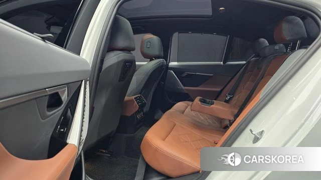 BMW 5 Series (G60) 2025 Белый из Кореи, фото 2