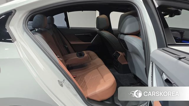 BMW 5 Series (G60) 2024 Белый из Кореи, фото 2