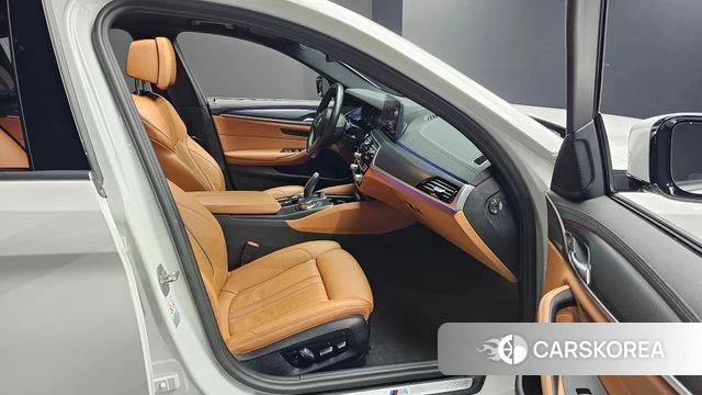 BMW 5 Series (G30) 2023 Белый из Кореи, фото 2