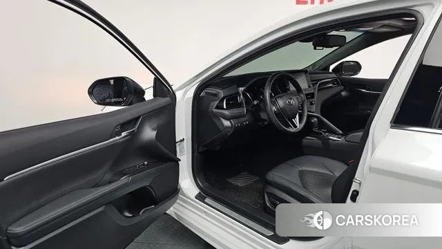 Toyota Camry (XV70) 2023 Белый из Кореи, фото 2