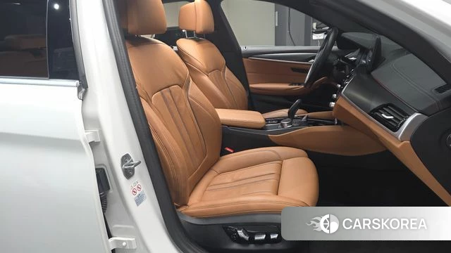 BMW 5 Series (G30) 2023 Белый из Кореи, фото 2