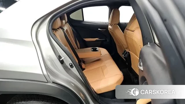 Lexus UX300h 2024 Серебряный из Кореи, фото 2