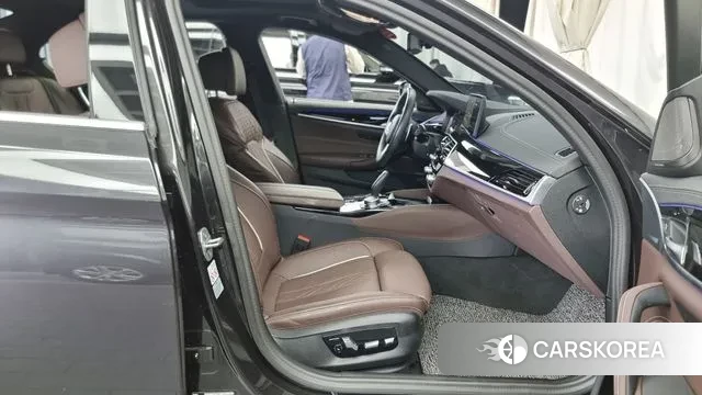 BMW 5 Series (G30) 2023 Серый из Кореи, фото 2