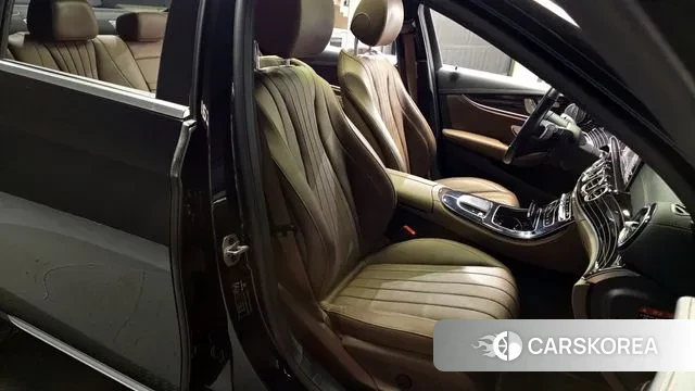 Mercedes-Benz E-Class W213 2021 Черный из Кореи, фото 2