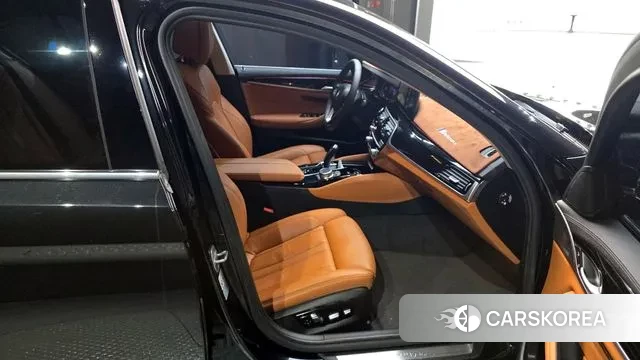 BMW 5 Series (G30) 2022 Черный из Кореи, фото 2