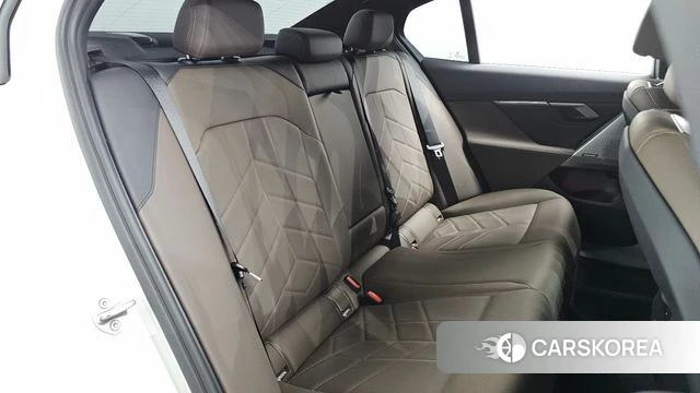 BMW 5 Series (G60) 2025 Белый из Кореи, фото 2