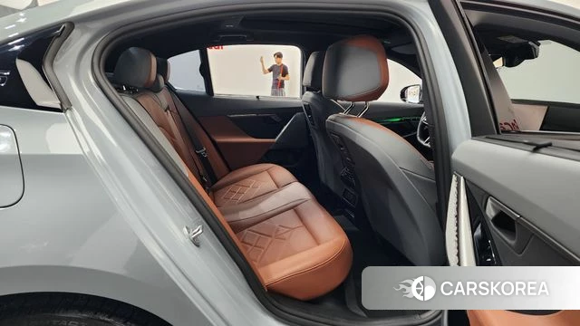 BMW 5 Series (G60) 2025 Цвет галактики из Кореи, фото 2