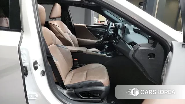 Lexus ES300h 7th generation 2023 Белый из Кореи, фото 2