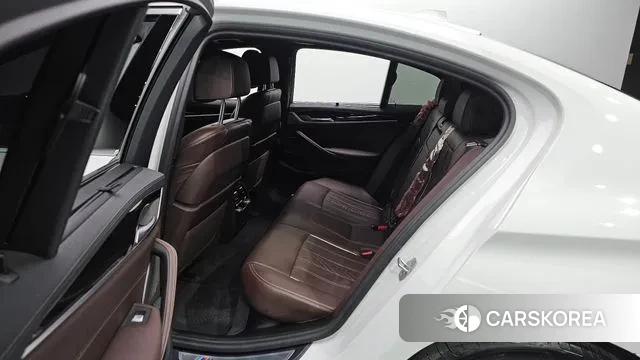 BMW 5 Series (G30) 2023 Белый из Кореи, фото 2