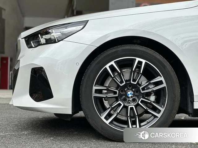 BMW 5 series 2025 Белый из Китая, фото 2