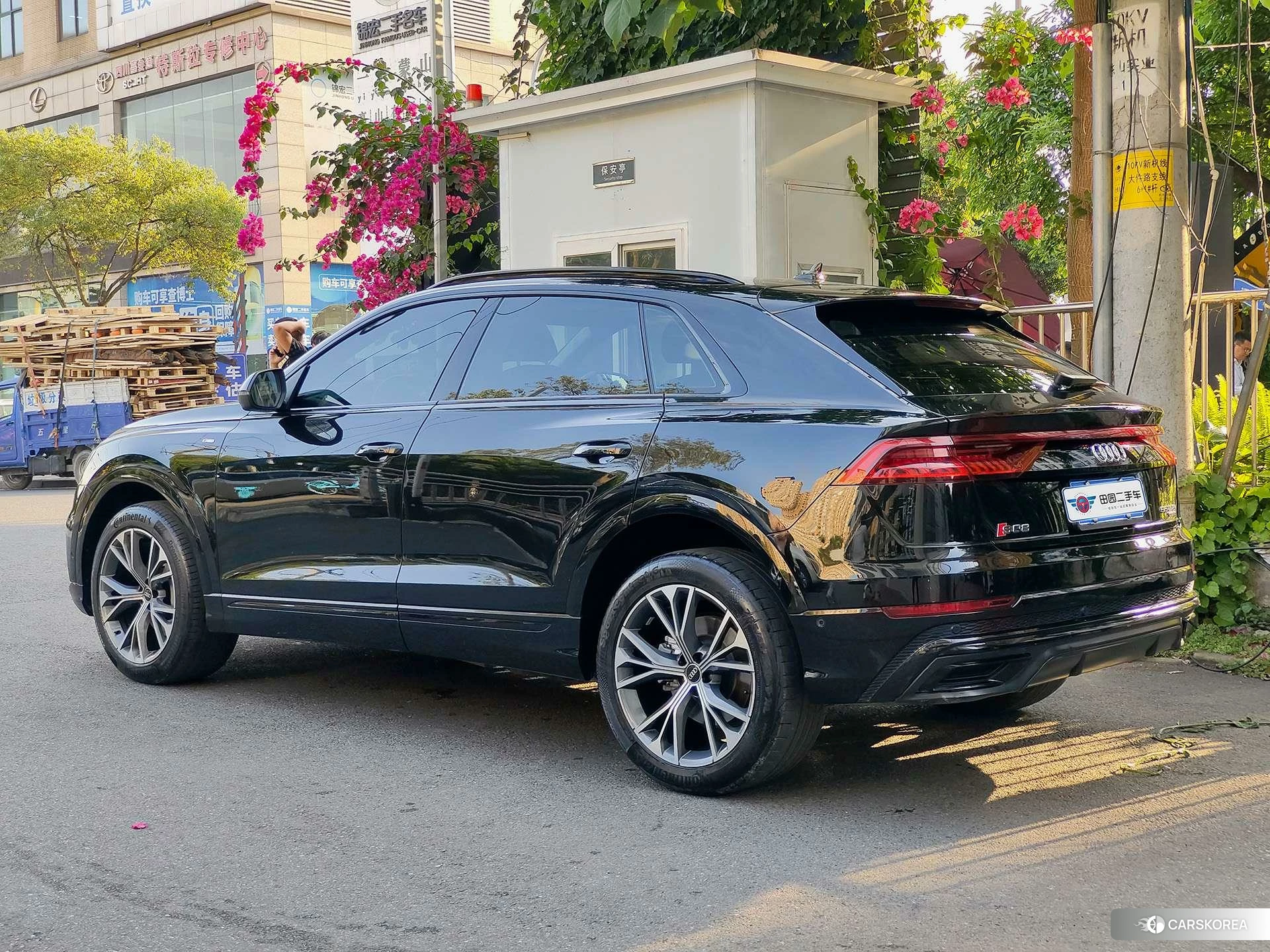 Audi Q8 2021 Черный из Китая, фото 2
