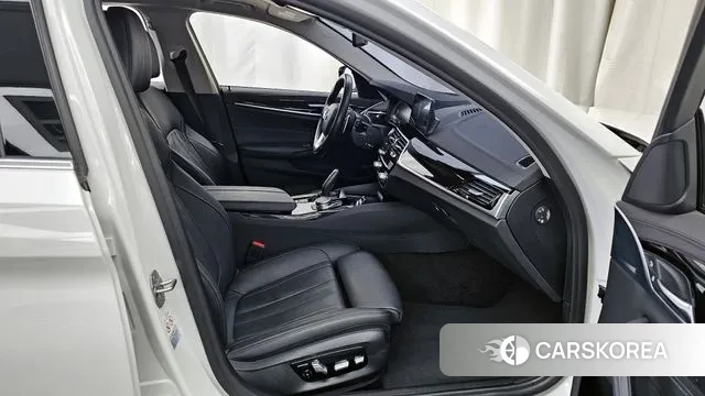 BMW 5 Series (G30) 2019 Белый из Кореи, фото 2