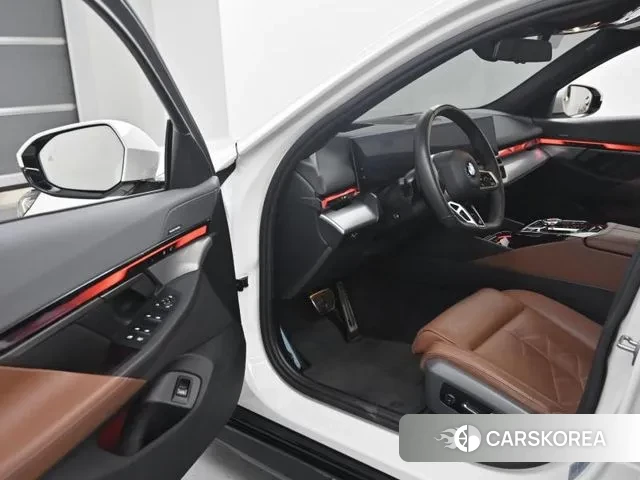 BMW 5 Series (G60) 2023 Белый из Кореи, фото 2