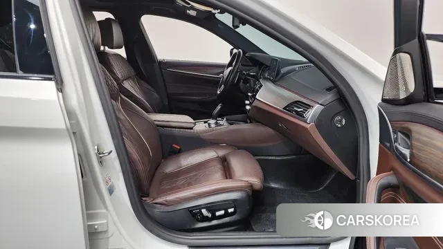 BMW 5 Series (G30) 2018 Белый из Кореи, фото 2