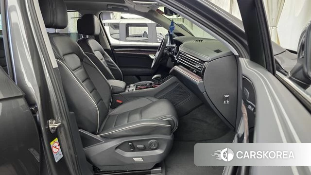 Volkswagen Touareg 3rd generation 2025 Серый из Кореи, фото 2