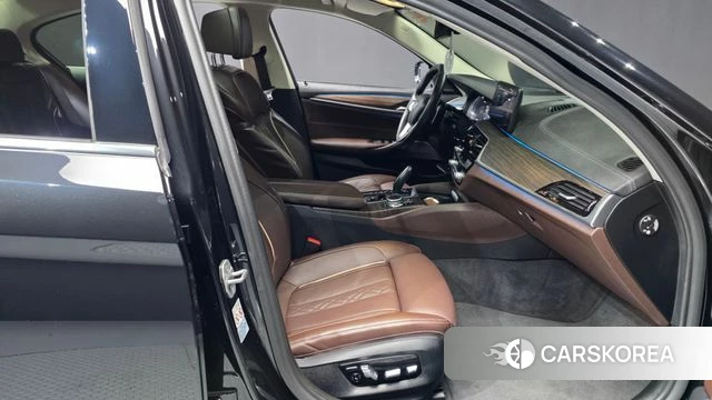 BMW 5 Series (G30) 2021 Черный из Кореи, фото 2