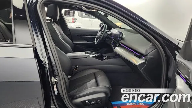 BMW 5 Series (G60) 2023 Черный из Кореи, фото 2