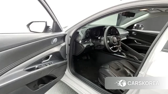 Hyundai Avante (CN7) 2022 Серебристо-серый из Кореи, фото 2