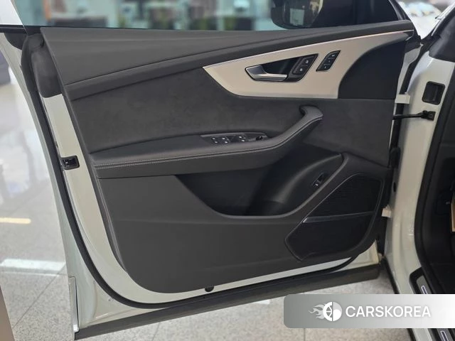 Audi Q8 (4M) 2023 Белый из Кореи, фото 2