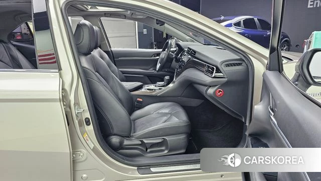 Toyota Camry (XV70) 2018 Серебристо-серый из Кореи, фото 2