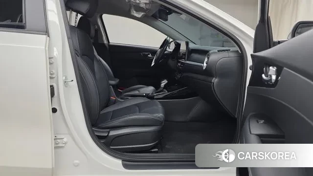 Kia The New K3 2nd generation 2023 Белый из Кореи, фото 2