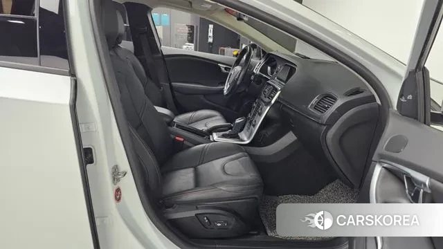 Volvo V40 Cross-Country 2018 Белый из Кореи, фото 2