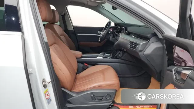 Audi e-Tron 2021 Белый из Кореи, фото 2