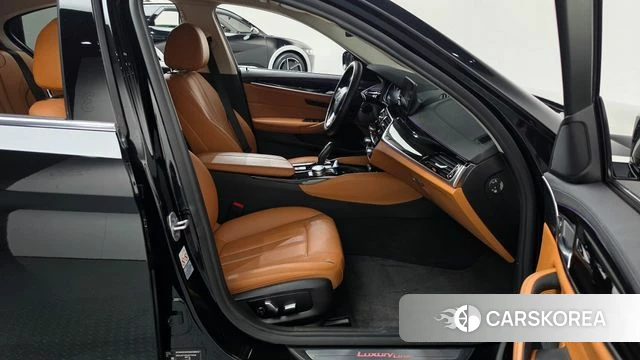 BMW 5 Series (G30) 2018 Черный из Кореи, фото 2