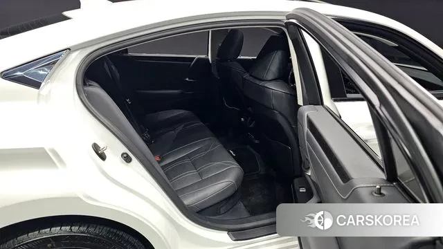 Lexus ES300h 7th generation 2023 Белый из Кореи, фото 2