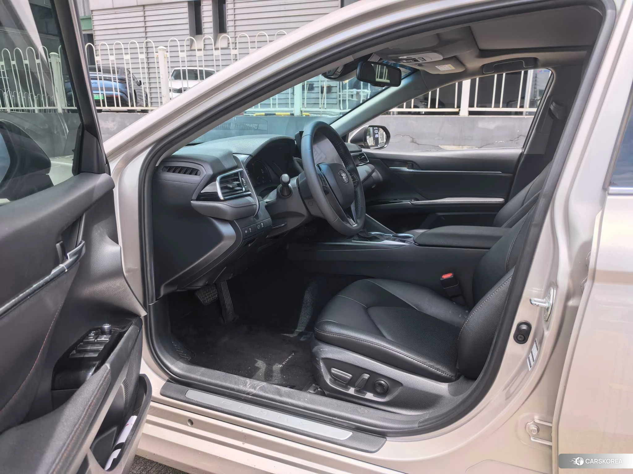 Toyota Camry 2021 Серебристо-серый из Китая, фото 2