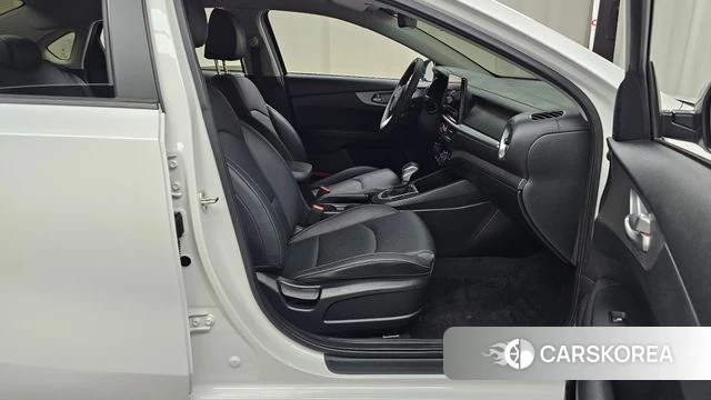 Kia The New K3 2nd generation 2021 Белый из Кореи, фото 2