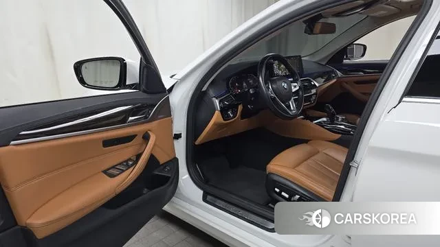 BMW 5 Series (G30) 2020 Белый из Кореи, фото 2