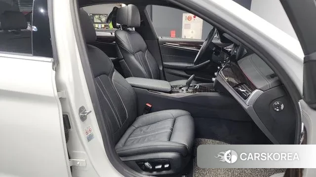 BMW 5 Series (G30) 2022 Белый из Кореи, фото 2