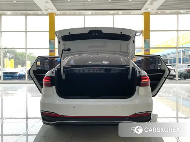 Volkswagen Lavida 2023 Белый из Китая, фото 2