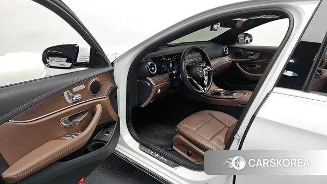 Mercedes-Benz E-Class W213 2021 Белый из Кореи, фото 2