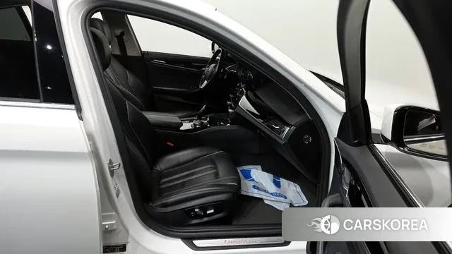 BMW 5 Series (G30) 2018 Белый из Кореи, фото 2