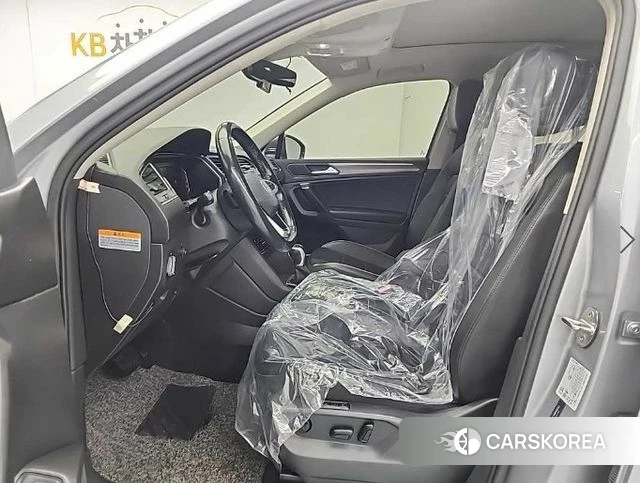 Volkswagen Tiguan Allspace 2022 Серебристо-серый из Кореи, фото 2