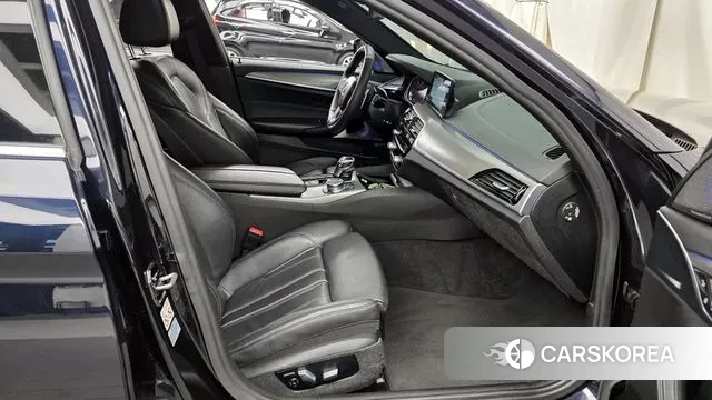 BMW 5 Series (G30) 2018 Черный из Кореи, фото 2