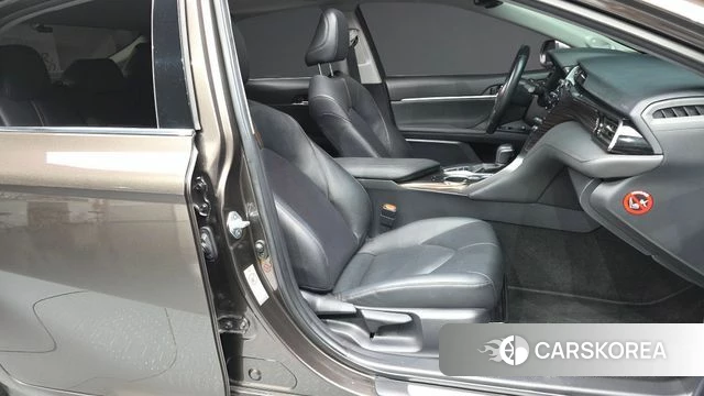 Toyota Camry (XV70) 2018 Песочный из Кореи, фото 2