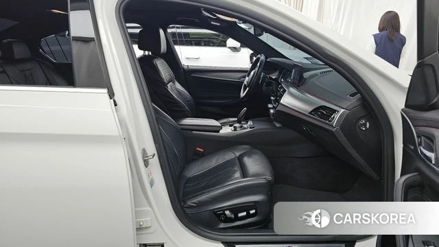 BMW 5 Series (G30) 2018 Белый из Кореи, фото 2
