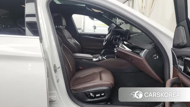 BMW 5 Series (G30) 2021 Белый из Кореи, фото 2