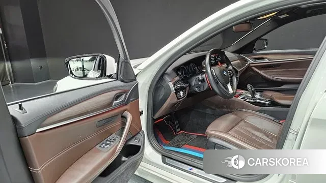 BMW 5 Series (G30) 2018 Белый из Кореи, фото 2
