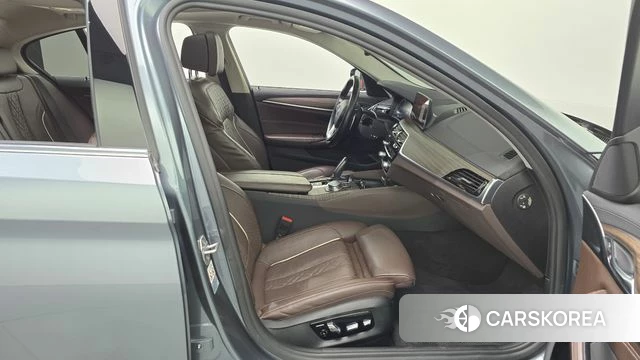 BMW 5 Series (G30) 2019 Светло-серебряный цвет из Кореи, фото 2