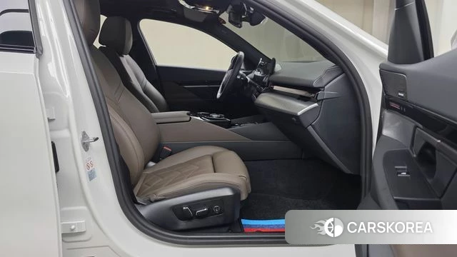 BMW 5 Series (G60) 2024 Белый из Кореи, фото 2