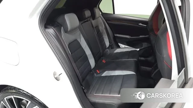 Volkswagen Golf 8th Generation 2024 Белый из Кореи, фото 2