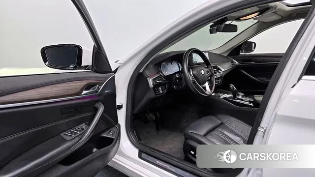 BMW 5 Series (G30) 2018 Белый из Кореи, фото 2