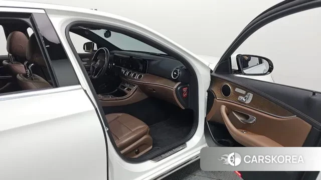Mercedes-Benz E-Class W213 2022 Белый из Кореи, фото 2