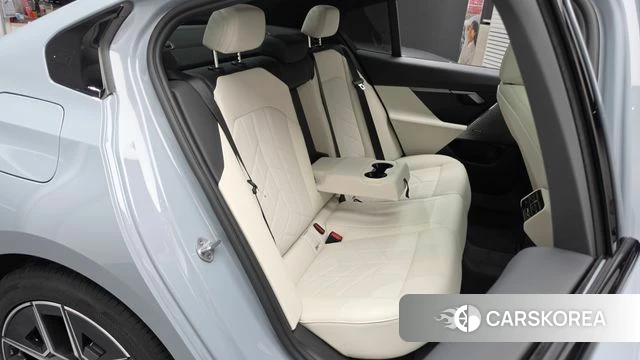 BMW 5 Series (G60) 2026 Серебристо-серый из Кореи, фото 2