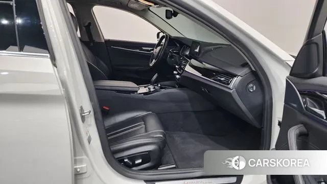 BMW 5 Series (G30) 2018 Белый из Кореи, фото 2